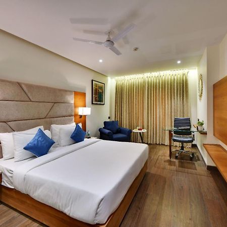 The Glory Suites Near Igi Airport Neu-Delhi Exterior foto