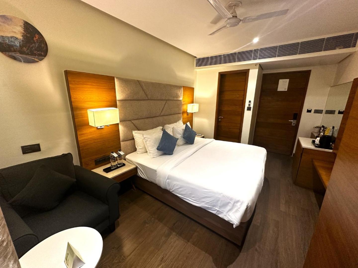 The Glory Suites Near Igi Airport Neu-Delhi Exterior foto