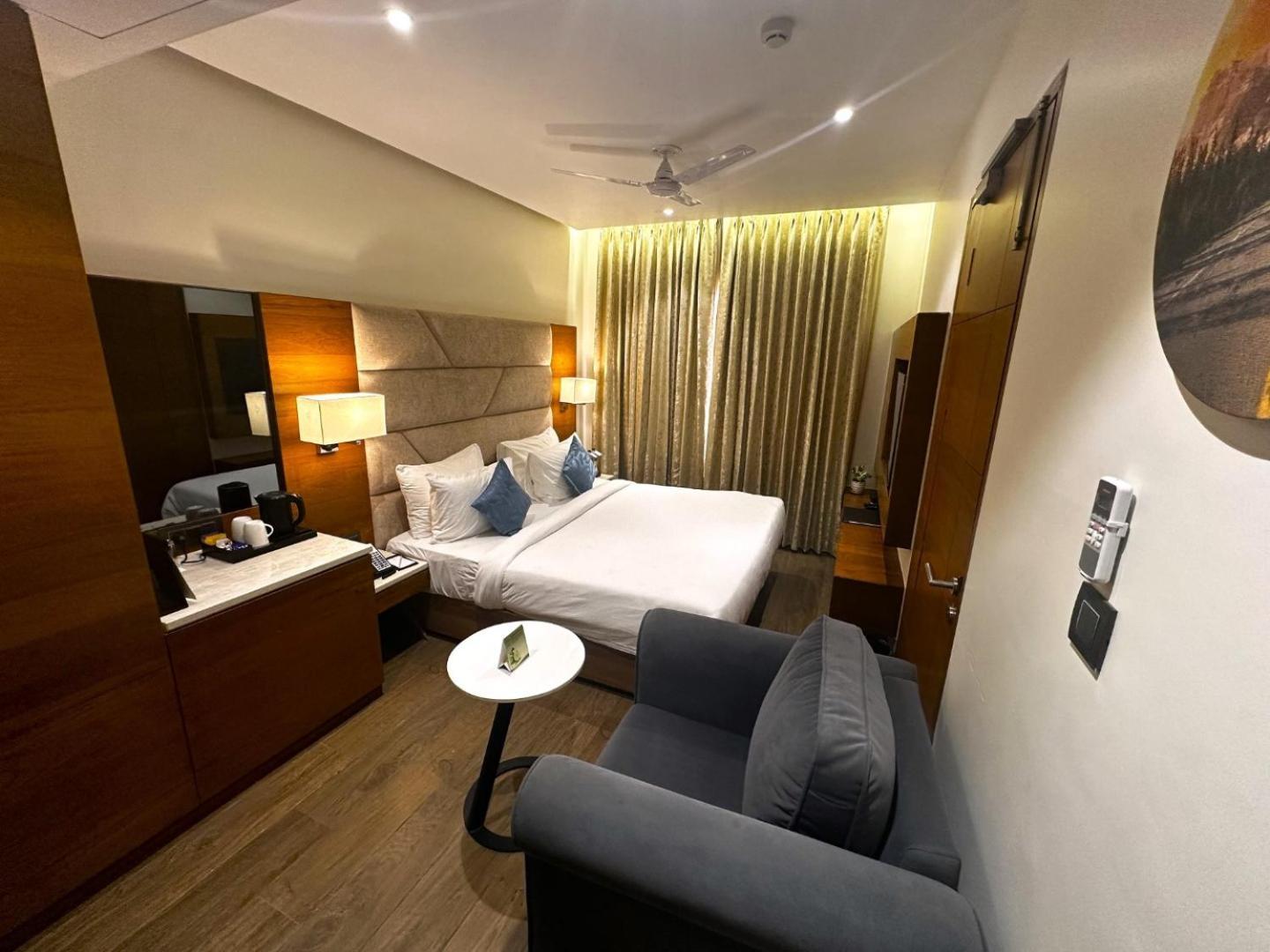 The Glory Suites Near Igi Airport Neu-Delhi Exterior foto
